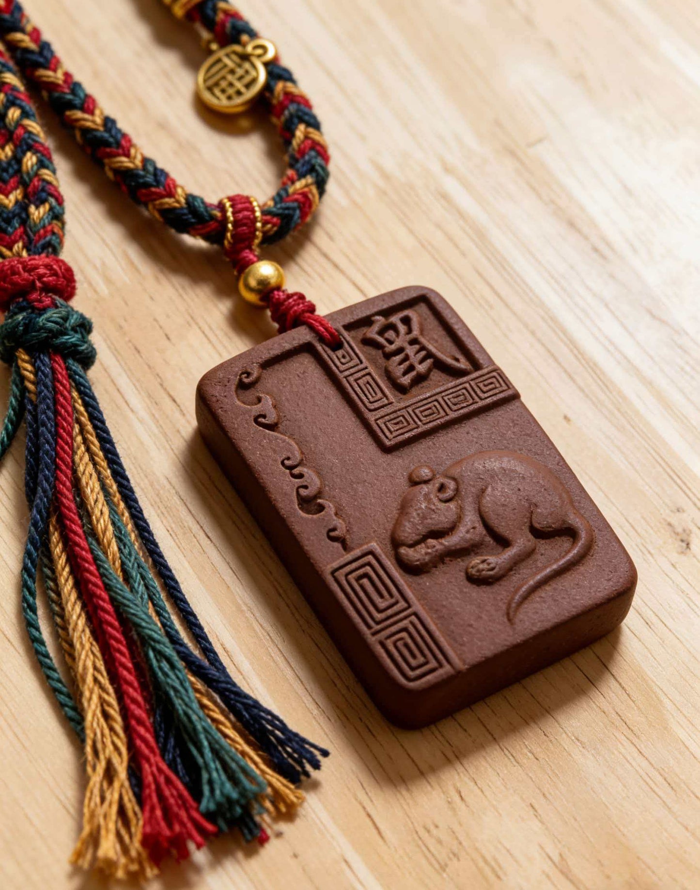 十二生肖香牌（化太岁生肖建议佩戴物件）对照生肖选择适合自己的提醒物件。